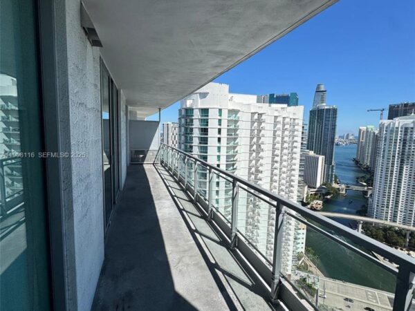 90 SW 3rd St #3901 Miami, FL 33130-4068
